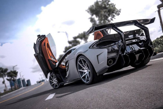 Được biết trước khi lên bộ áo ghi xám, siêu xe McLaren 570S này từng được cho khoác áo màu vàng crôm tương tự các tay chơi Ả Rập. Màu sơn nguyên bản của xe là xám. Phần đầu của 570S có những đèn pha lớn và kém ấn tượng hơn. Những khe hút gió làm mát động cơ hai bên thân xe có thiết kế độc đáo, chạy dài theo cửa xe.