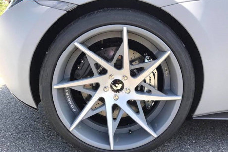 Bộ la-zăng độc quyền của siêu xe McLaren 570S được thiết kế với 8 cánh xoắn độc đáo cùng tông màu kim loại phay bóng và xám mờ phối hợp ăn ý với màu ngoại thất của xe. Phong cách bánh xe là Turni-ECL, một sự kết hợp hoàn hảo cho một chiếc xe kỳ lạ. Tại thị trường nước ngoài, "bộ vó" này có giá bán tham khảo 145 triệu Đồng.