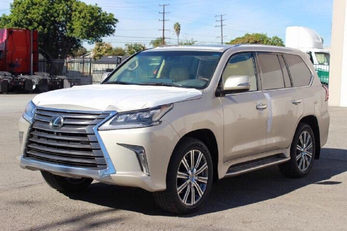 Trong khi đó, LX570 là mẫu xe hạng sang Lexus. Hiện giá bán của xe lên tới gần 9 tỷ đồng tại thị trường Việt Nam. Xe được trang bị khối động cơ V8, dung tích 5,7 lít, sản sinh công suất tối đa 367 mã lực tại vòng tua máy 5.600 vòng/phút và mô-men xoắn cực đại 530 Nm tại vòng tua máy 3.200 vòng/phút, đi kèm hộp số tự động 8 cấp. Xe có 5 chế độ lái khác nhau là Normal, Eco, Comfort, Sports và Sports.