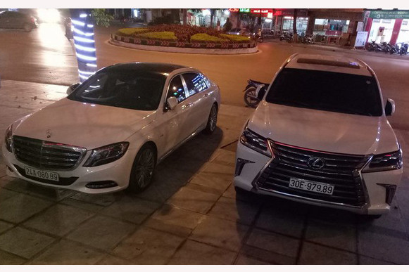 Mới đây, hình ảnh của bộ đôi xe sang trị giá lên đến hơn 20 tỷ đồng “song kiếm hợp bích” bất ngờ xuất hiện ở TP Lào Cai nhanh chóng nhận được sự quan tâm lớn từ phía giới mê xe tại Việt Nam.