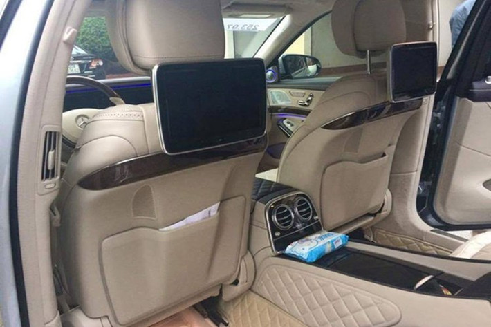 Dàn hệ thống âm thanh vòm Burmester high-end 3D 24 loa là những trang bị cho không gian thư giãn của thượng khách. Xe có cửa sổ trời độc quyền siêu rộng với kính đổi màu Magic Sky Control.