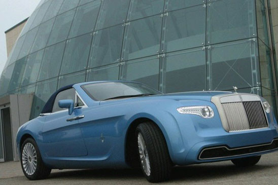 Lưới tản nhiệt vẫn sở hữu nét đặc trưng dòng Rolls-Royce cổ điển nhưng dốc hơn. Cụm đèn pha bi-xenon và những đường gân nối mang đến diện mạo thật khác lạ cho Rolls-Royce Hyperion. Toàn bộ phần thân xe đều được làm từ sợi carbon. Phần cửa lại được chế tạo từ chất liệu gỗ quý.