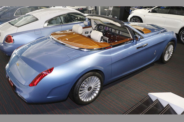 Rolls-Royce Hyperion được ra đời trên nền tảng cá nhân hóa bởi một nhà sưu tập xe có tiếng là ông Roland Hall. Tính độc quyền được thể hiện ở nhiều chi tiết, không chỉ đơn thuần ở màu sơn trang trí mà còn bởi nhiều thay đổi tinh tế trong khoang cabin.