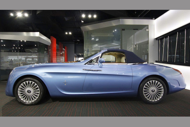 Hyperion là thành quả hợp tác giữa hai hãng Rolls-Royce và Pininfarina. Tên gọi Hyperion được đặt theo tên của một vị thần Titan trong thần thoại Hy Lạp. Đặc biệt hơn, đây là chiếc Phantom Drophead Coupe one-off (duy nhất một chiếc trên thế giới). Theo hãng Pininfarina, nhóm chế tạo Rolls-Royce Hyperion có nhiều năm kinh nghiệm trong mảng chế tạo du thuyền hạng sang.