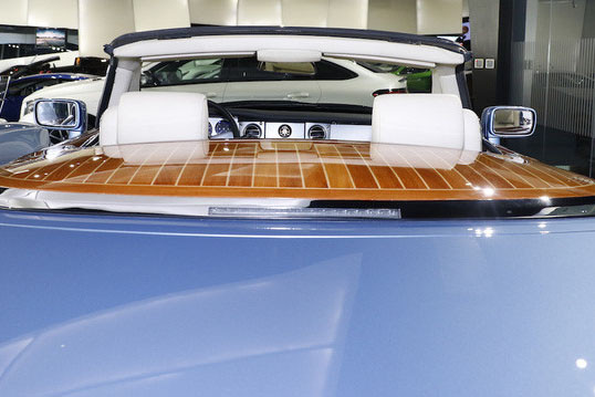 Rolls-Royce Hyperion được trang bị động cơ V12, dung tích 6,75 lít, sản sinh công suất tối đa 435 mã lực và mô-men xoắn cực đại 531 lb-ft. Kết hợp với hộp số tự động 6 cấp giúp chiếc xe mui trần độc đáo này tăng tốc từ 0-100 km/h trong 5,7 giây.