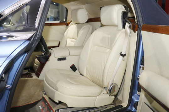 Những trang bị nổi bật khác bên trong Rolls-Royce Hyperion bao gồm bảng táp-lô, mặt cửa bọc da màu trắng, đi kèm một số chi tiết ốp gỗ sang trọng, dàn âm thanh Lexicon 15 loa, hệ thống định vị dựa trên đầu DVD và kết nối Bluetooth rảnh tay.