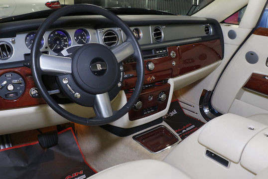 Không gian nội thất của xe thể hiện sự đẳng cấp đúng chất của Rolls-Royce với những vật liệu đắt tiền. Bên cạnh đó chiếc đồng hồ gắn chìm trong bảng táp-lô khá ấn tượng. Đây cũng là trang trí dành riêng cho Hyperion được thiết kế bởi Girard-Perregaux đến từ Thụy Sĩ.