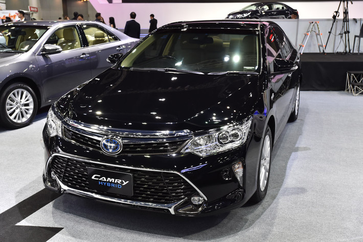 Tại thị trường Thái Lan, Toyota Camry 2017 được chia thành 6 bản trang bị khác nhau với giá dao động từ 1,399 - 1,849 triệu Baht, tương đương 956 triệu đến 1,26 tỷ đồng.
