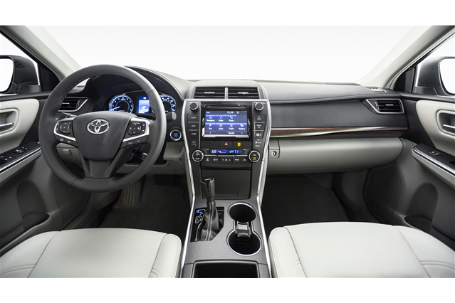Nội thất bên trong Camry 2017 ghi điểm với người tiêu dùng khi được hãng xe ôtô Toyota bổ sung thêm “gam”màu mới, trong khi các chi tiết và công nghệ không thay đổi nhiều so với người tiền nhiệm.