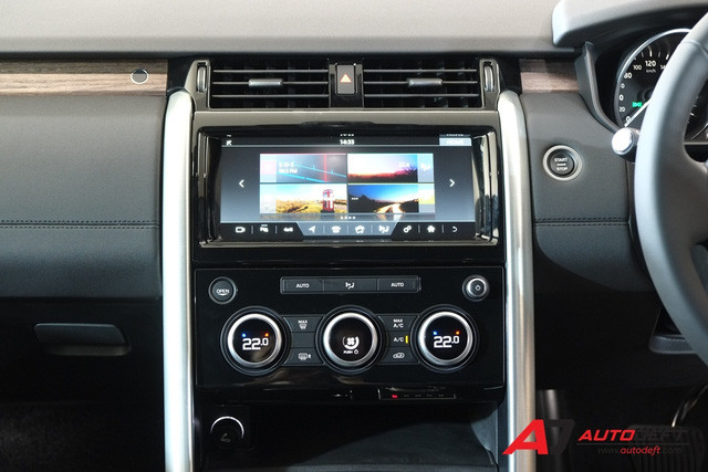 Trang bị công nghệ gồm hệ thống thông tin giải trí InControl Touch Pro của Land Rover Discovery 2018 đi kèm màn hình cảm ứng 10 inch ở giữa cụm điều khiển trung tâm, tích hợp hệ điều hành iOS và Android, dàn âm thanh Meridian với 14 loa, bao gồm cả loa trầm, cảnh báo giao thông phía sau, gá chằng đồ trên nóc và cổng USB cho hàng ghế sau.