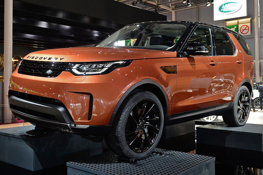 Land Rover Discovery 2018 sẽ có hai bản trang bị là SE và HSE dự kiến sau Thái Lan sẽ tiếp tục ra mắt tại một số thị trường tại khu vực Đông Nam Á. Giá bán Discovery mới tương ứng 2 phiên bản này từ 6,499 triệu Baht (khoảng 4,4 tỷ đồng) và 6,999 triệu Baht (tương đương 4,77 tỷ đồng).