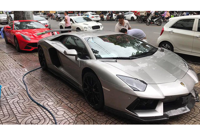 Cái tên nổi bật đầu tiên của dàn siêu xe chính là chiếc siêu bò Lamborghini Aventador LP700-4 độ body kit DMC từng là tâm điểm bàn tán trong thời gian qua. Gói độ bodykit DMC với điểm nhấn là toàn bộ cánh lướt gió phía trước, bên hông và cản va sau sử dụng chất liệu sợi carbon siêu nhẹ.