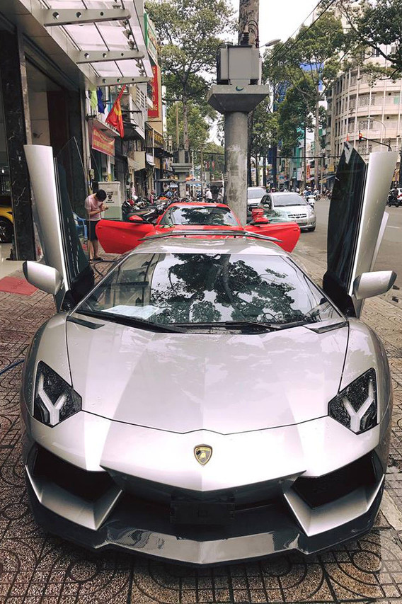 Lamborghini Aventador LP700-4 sử dụng động cơ V12, dung tích 6,5 lít, sản sinh công suất tối đa 700 mã lực và mô-men xoắn cực đại 690 Nm. Sức mạnh được truyền tới cả bốn bánh thông qua hộp số tự động 7 cấp ISR.