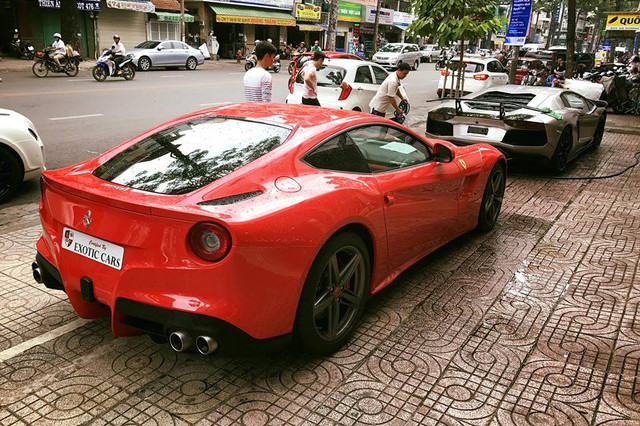 Tiếp đến là siêu ngựa Ferrari F12 Berlinetta với ngoại thất màu đỏ tươi. Xe sử dụng động cơ V12, dung tích 6,3 lít, sản sinh công suất tối đa 730 mã lực và mô-men xoắn cực đại 690 Nm.