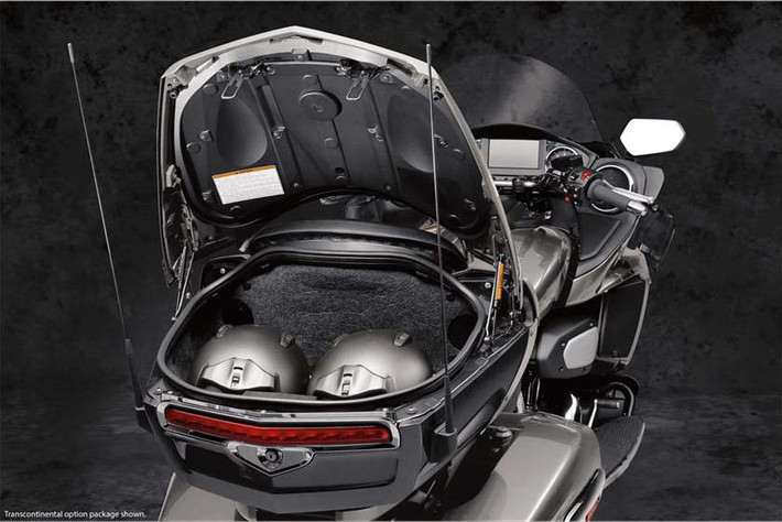 Trang bị an toàn của mẫu xe môtô Star Eluder 2018 mới gồm hệ thống phanh thông minh Yamaha Unified Braking System giúp tự động cân bằng lực phanh trước và phanh sau nhằm đảm bảo những trái nghiệm lái an toàn cho người chơi.