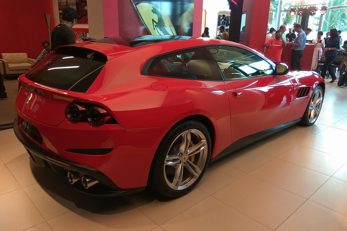 Đáng chú ý là bản GTC4Lusso có trọng lượng tổng thể nhẹ hơn 50kg, ở mức 1.740kg và tăng tỉ trọng phân bổ trọng lượng lên cầu sau, đạt mức 46:54. Ngoài ra, bản T có cấu hình dẫn động 2 bánh sau, trong khi bản V12 dẫn động 4 bánh.