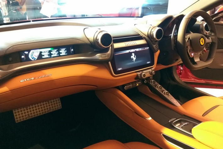 Khu vực bảng táp-lô trên Ferrari GTC4Lusso nổi bật với một màn hình HD mới 10.25 inch với màn hình cảm ứng điện dung để điều hướng và giải trí. Bên cạnh đó là một màn hình cảm ứng hiển thị 8,8 inch thể kết nối với iPhone bằng Apple CarPlay.