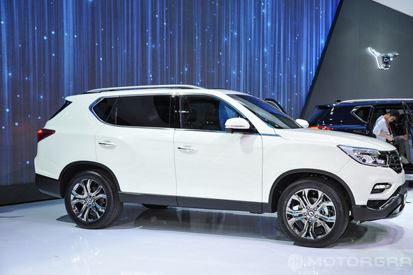 SsangYong Rexton 2018 sở hữu bộ mâm hợp kim tùy chọn kích thước 17 inch, 18 inch và 20 inch cho từng phiên bản. Đuôi xe là cụm đèn hậu thiết kế khá bắt mắt hình con thoi, một phần gắn vào nắp ca-pô, một phần tích hợp trên nóc cùng cột sóng dạng vây cá mang tính khí động học.