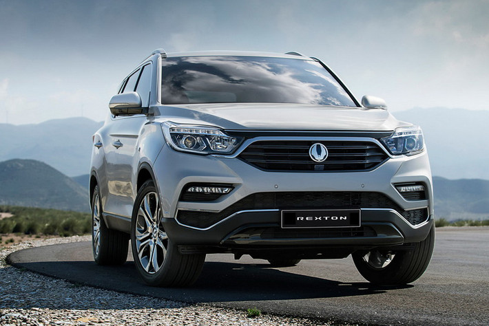 Lấy cảm hứng từ mẫu xe ý tưởng LIV-2 Concept, tuy nhiên thế hệ mới của SsangYong Rexton đã lột xác hoàn toàn với thiết kế hiện đại và và có phần đồng điệu với “người anh em” SsangYong Tivoli. Đây được coi là “cú hích” chiến lược để hãng khẳng định lại vị thế là hãng xe lâu đời nhất Hàn Quốc, vốn nổi tiếng với những chiếc xe trang bị hệ dẫn động 4x4.