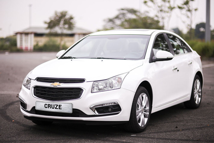 Tuy nhiên dòng sedan hạng C Cruze lại giảm rất mạnh, bản Cruze LT giảm 60 triệu đồng (giá công bố 589 triệu đồng) và Cruze LTZ giảm 70 triệu đồng (giá công bố 699 triệu đồng).