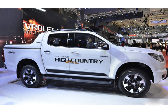 Giảm mạnh nhất trong loạt xe ôtô Chevrolet Việt Nam là mẫu bán tải cao cấp Colorado bản High Country với mức giá công bố 759 triệu đồng (giảm đến 80 triệu đồng). Colorado là mẫu xe bán tải khá nổi tiếng trên thế giới được phân phối tại Việt Nam với 5 phiên bản máy dầu, bao gồm 5 phiên bản LTZ động cơ 2.8 và 02 phiên bản động vơ 2.5.