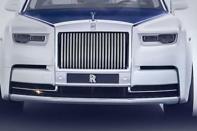 Từ hình ảnh hé lộ cho thấy, thế hệ mới của Rolls-Royce Phantom 2018 có sự thay đổi lớn nhất ở cụm đèn pha LED, sử dụng công nghệ bi cầu hội tụ cho ánh sáng tốt hơn. Bộ lưới vẫn mang ngôn ngữ thiết kế đặc trưng của hãng dạng hình chữ nhật đứng, với các thanh ngang mạ crôm sáng, khe hút gió lớn.