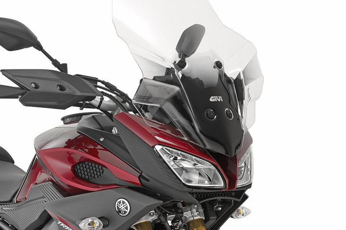 Phần đầu của chiếc xe môtô đường trường mới nhà Yamaha được thiết kế khá hầm hố và ấn tượng. Nổi bật chính là cụm đèn pha LED lớn tách biệt đầy cá tính, đèn báo rẽ tách rời cùng kính chắn gió phía trước nhô cao.