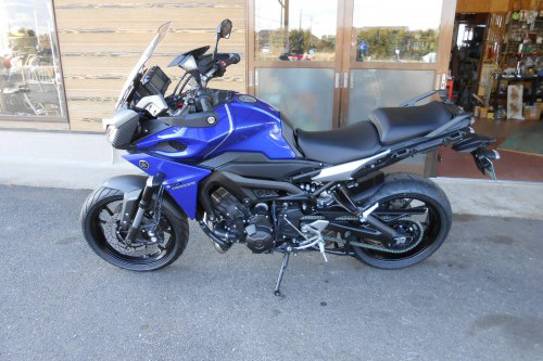 Ngoài ra, mẫu xe này còn được hãng xe máy Yamaha tại Malaysia trang bị hệ thống kiểm soát độ bám đường Traction Control, ổ cắm điện 12 volt, chế độ lái D-Mode. Bình xăng dung tích 18 lít cung cấp nhiên liệu cho những quãng đường đủ dài. Đèn pha LED, kính chắn gió và yên xe có thể tùy chỉnh độ cao tuỳ theo người lái.