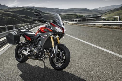 Yamaha MT-09 Tracer 2017 sẽ vẫn sử dụng khối động cơ 4 thì, làm mát bằng chất lỏng, DOHC, 3 xi-lanh, dung tích 847cc kết hợp hộp số 6 cấp giúp sản sinh công suất tối đa 115 mã lực tại 10.000 vòng/phút, mô-men xoắn cực đại 93 Nm tại 8.500 vòng/phút.