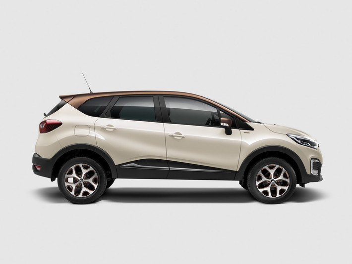 Phiên bản giới hạn Renault Kaptur Extreme tại Nga nổi bật với màu sơn vàng cát mới, trần xe nổi bật với tông màu nâu bắt mắt.