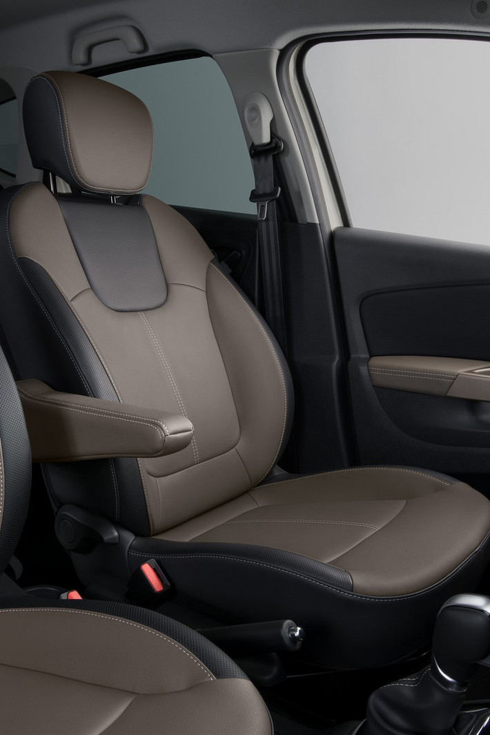 Về thông số kích thước, Renault Captur Extreme sở hữu chiều dài 4.333 mm, rộng 1.813 mm và cao 1.613 mm và có chiều dài cơ sở dài 2.673 mm. Khoảng sáng gầm 205 mm, không gian để đồ lên tới 387 lít, và có thể mở rộng tới 1.200 lít khi gập cả hàng ghế phía sau.