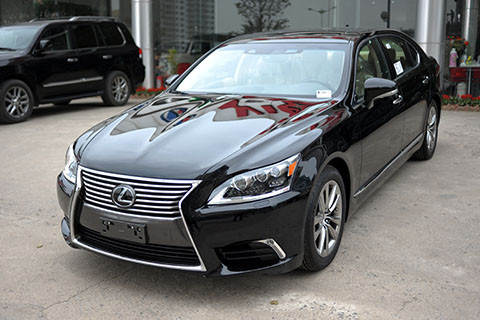 Tiếp theo là mẫu xe Lexus LS460L hiện có mức giảm giá 140 triệu đồng. Về khả năng vận hành, LS 460L sử dụng động cơ 4,6 lít V8 công suất 382 mã lực ở vòng tua máy 6.400 vòng/phút, mô-men xoắn cực đại 493 Nm tại 4.100 vòng/phút. Hộp số tự động 8 cấp.
