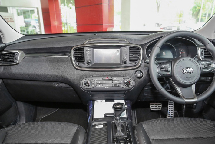 Nội thất của Sorento High Spec 2017 được trang bị ghế ngồi bọc da cao cấp, 2 ghế trước chỉnh điện 8 hướng, ghế lái chỉnh được đệm lưng, bàn đạp ga/phanh bằng hợp kim. Bảng đồng hồ được nâng cấp với màn hình hiển thị Supervision 7 inch, trong khi hệ thống giải trí tích hợp màn hình cảm ứng, kết nối Bluetooth, dàn âm thanh 6 loa.
