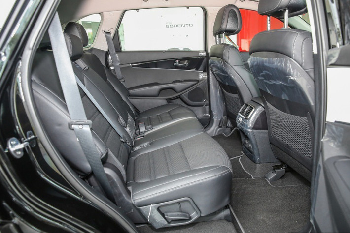 Kia trang bị cho Sorento High Spec 2017 động cơ máy dầu CRDi 4 xy-lanh, dung tích 2.2L, công suất tối đa 200 mã lực tại vòng tua máy 3.800 vòng/phút và mô-men xoắn cực đại 441 Nm tại dải vòng tua từ 1.750 - 2.750 vòng/phút. Kết hợp cùng hộp số tự động 6 cấp và hệ dẫn động 4 bánh Dynamax toàn thời gian.