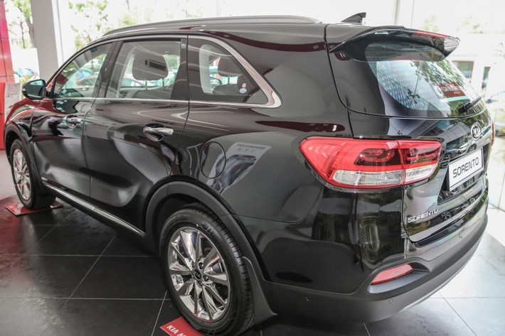 Điểm ấn tượng của Kia Sorento High Spec cao cấp chính là khoang hành lý có thể tích lớn 1.662 lít, khi sử dụng cả hàng ghế thứ 3. Bộ la-zăng hợp kim 19 inch nan chữ Y. Sorento mới có khoảng sáng gầm 185 mm, bán kính quay vòng 5,53 m. Bên ngoài, xe sử dụng mâm đúc 19 inch đi cùng lốp 235/55R19.