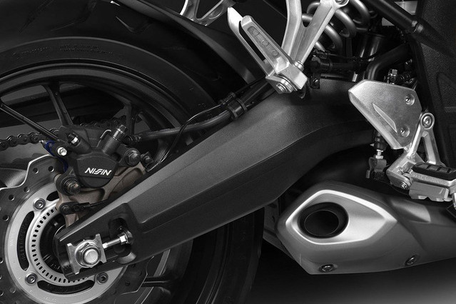 Bên cạnh đó, hãng xe máy Honda đã thiết kế cho cả hai mẫu xe sử dụng bình xăng 17,3 lít, ống xả thiết kế phong cách nhét gầm hiện đại “sang chảnh” thường thấy trên những chiếc MV Agusta đầy sang chảnh của Ý.