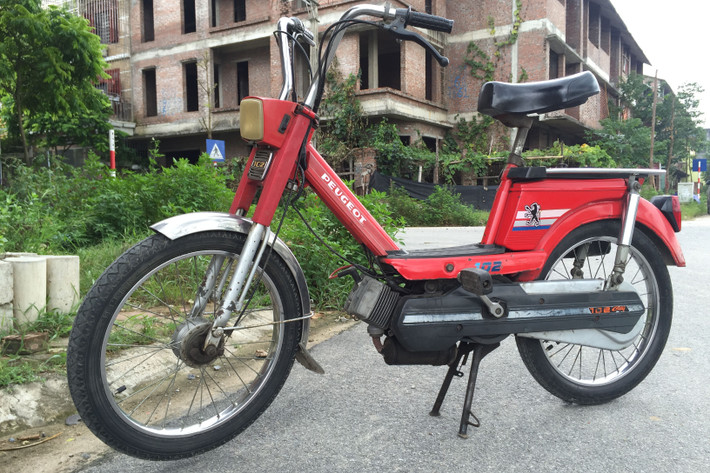 Những chiếc moped như xe máy Peugeot 102 đã từng có thời hoàng kim đầy rực rỡ trong ký ức của người Việt thời bao cấp. Mặc dù đã trải qua tuổi đời hàng chục năm, cái thú chơi xe Peugeot cổ vẫn còn đầy “nhuyệt huyết” với nhiều người đam mê dòng xe này cho tới tận ngày nay.