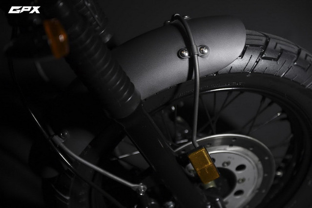 Phuộc phía trước của GPX Legend 150s 2017 ống lồng, trong khi ở phía sau là loại giảm xóc đôi. Bộ vành nan hoa kích thước 17 inch đi kèm bộ lốp có kích thước 110/90-17 trước và 120/90-17 sau. Xe được trang bị phanh đĩa ở bánh phía trước và phanh tang trống sau.