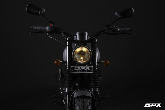 GPX Legend 150s 2017 mang kiểu dáng tracker đậm chất cổ điển. Cặp tay lái mở rộng sang hai bên kèm cặp gương chiếu hậu lớn, cụm đèn pha trước thiết kế dạng bo tròn sử dụng bóng halogen với viền mạ crôm sáng, đèn xi-nhan tích hợp hai bên màu vàng đặc trưng của thập niên 70-80.