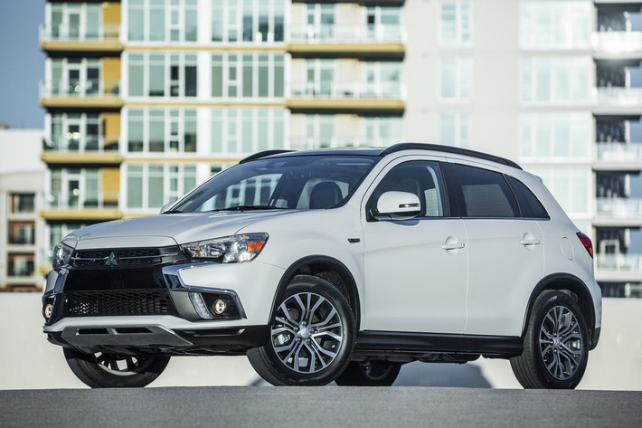 Mitsubishi Outlander Sport 2018 mới vẫn được trang bị khối động cơ 2.0L, công suất 148 mã lực và động cơ 2.4L công suất 168 mã lực, kết hợp với hộp số vô cấp CVT là trang bị tuỳ chọn cho bản tiêu chuẩn FWD 2.0L và là trang bị tiêu chuẩn cho tất cả các phiên bản khác.
