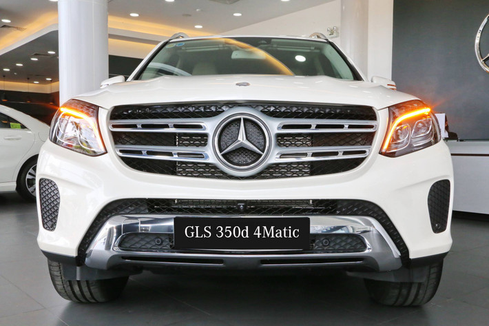 GLS là phiên bản kế nhiệm của GL. Từ “S” được thương hiệu xe sang Mercedes-Benz thêm vào nhằm ám chỉ GLS sẽ được xây dựng như một mẫu S-Class trong phân khúc xe SUV hạng sang.