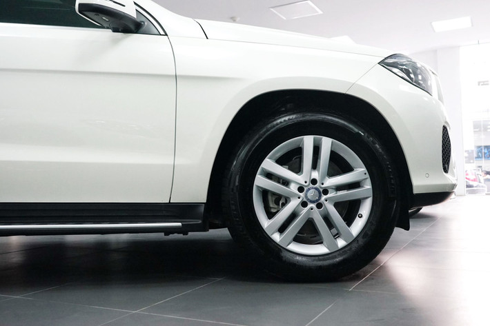 Mercedes-Benz GLS 350d 4MATIC sở hữu chiều dài x rộng x cao lần lượt là 5130 x 1934 x 1850 (mm) , chiều dài cơ sở 3075 mm, mâm hợp kim 19 inch với thiết kế 5 chấu kép cùng ốp mâm logo thương hiệu Mercedes.
