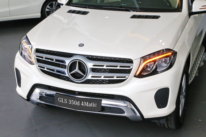 Đây chính là phiên bản nâng cấp và đổi tên của GL-Class. Theo Mercedes-Benz, GLS xứng đáng được coi là S-Class của dòng SUV. Tuy nhiên, trên thực tế, so với GL-Class, phiên bản này không thay đổi quá nhiều ngoài tên gọi mới. Đầu xe được thiết kế với phần cản trước mở rộng với hai hốc hút gió lớn đi kèm là cụm đèn sương mù thiết kế lại.