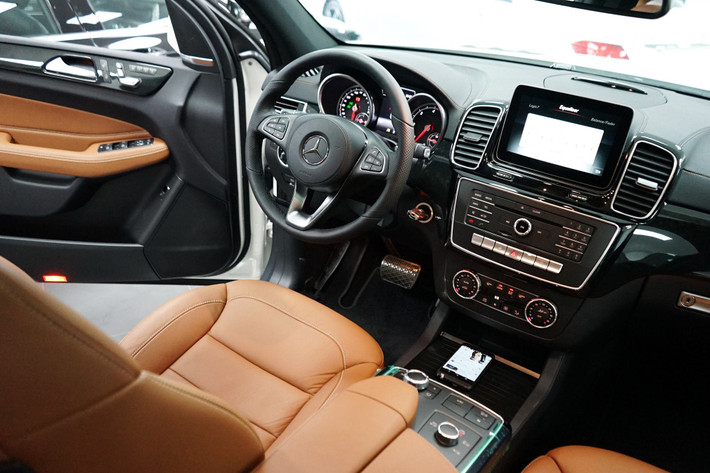 Cùng với đó là hệ thống dẫn đường, định vị GPS và hệ thống điều hòa tự động đa vùng Thermotronic. Cụm đồng hồ nâng cấp với nhiều cải tiến hiện đại cũng được trang bị trên Mercedes GLS 2016. Ngoài ra, người lái có tự điều chỉnh các chức năng trên màn hình thông qua touchpad nằm giữa hai ghế trước...