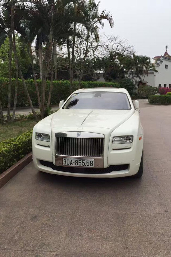 Trong khi đó, chiếc xe siêu sang Rolls-Royce Ghost sở hữu khối động cơ V12, tăng áp kép, dung tích 6,6 lít, sản sinh công suất tối đa 592 mã lực và mô-men xoắn cực đại đạt 780 Nm. Giá cho mẫu siêu xe sang này tại thị trường ôtô Việt Nam với phiên bản cũ được chào bán khoảng hơn 10 tỷ đồng tại một số đại lý tư nhân (tuỳ tình trạng xe).