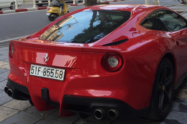 Ferrari F12 Berlinetta được trang bị động cơ V12, dung tích 6,3 lít, sản sinh công suất tối đa 730 mã lực và mô-men xoắn cực đại 690 Nm. Kết hợp cùng hộp số ly hợp kép 7 cấp với thời gian sang số cực nhanh, xe mất khoảng 3,1 giây để tăng tốc lên 100 km/h từ vị trí xuất phát trước khi đạt vận tốc tối đa 340 km/h. Mức giá cho siêu xe này khoảng hơn 20 tỷ.
