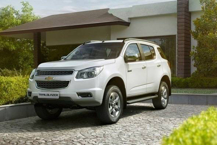 Điểm nổi bật của Chevrolet Trailblazer là sở hữu thiết kế mạnh mẽ, sang trọng, đi kèm là hàng loạt trang bị công nghệ hiện đại như nút bấm khởi động, đèn pha tự động, camera lùi, hệ thống giải trí MyLink2 và khả năng kết nối với smartphone thông qua Apple CarPlay hay Android Auto.