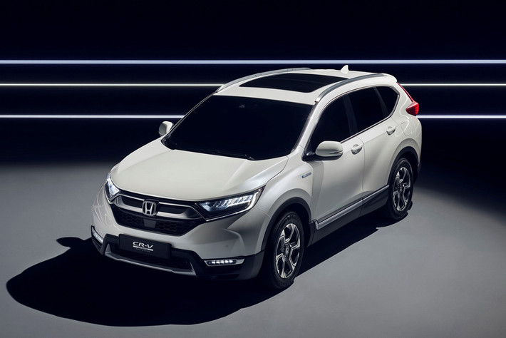 Cung cấp sức mạnh cho CR-V hybrid là động cơ lai gồm một động cơ 2.0L I-4 và hai mô-tơ điện, tương tự trên Accord Hybrid. Honda không tiết lộ thông số về sức mạnh của CR-V hybrid nhưng bản Accord hybrid hiện tại đạt công suất tổng 215 mã lực, mức tiêu hao nhiên liệu 4.9L/100km.