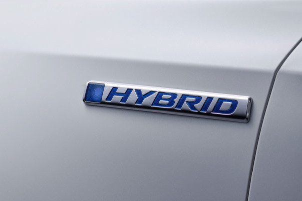 Phiên bản chạy điện Honda CR-V hybrid 2018 có diện mạo thiết kế không có gì khác biệt so với phiên bản thông thường. Trong đó đáng chú ý là logo "hybrid" trên chắn bùn trước và cửa cốp sau làm dấu hiệu nhận biết cho CR-V phiên bản tiết kiệm xăng.