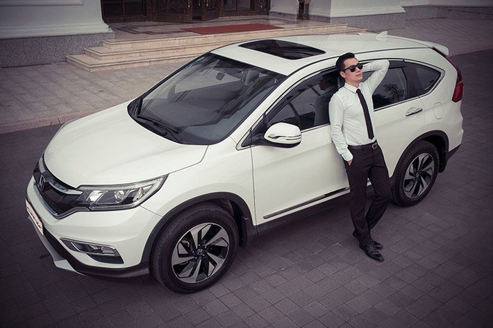 Cụ thể, phiên bản Honda CR-V 2.0 hiện đang có giá bán 898 triệu đồng, nếu không nhận quà tặng là Honda SH, khách hàng sẽ được nhận luôn 110 triệu đồng khiến giá xe chỉ còn 788 triệu đồng. Tương tự, Honda CR-V 2.4 AT TG sẽ được giảm 130 triệu đồng xuống còn 898 triệu đồng và Honda CR-V 2.4 AT giảm 160 triệu đồng, xuống còn 828 triệu đồng.